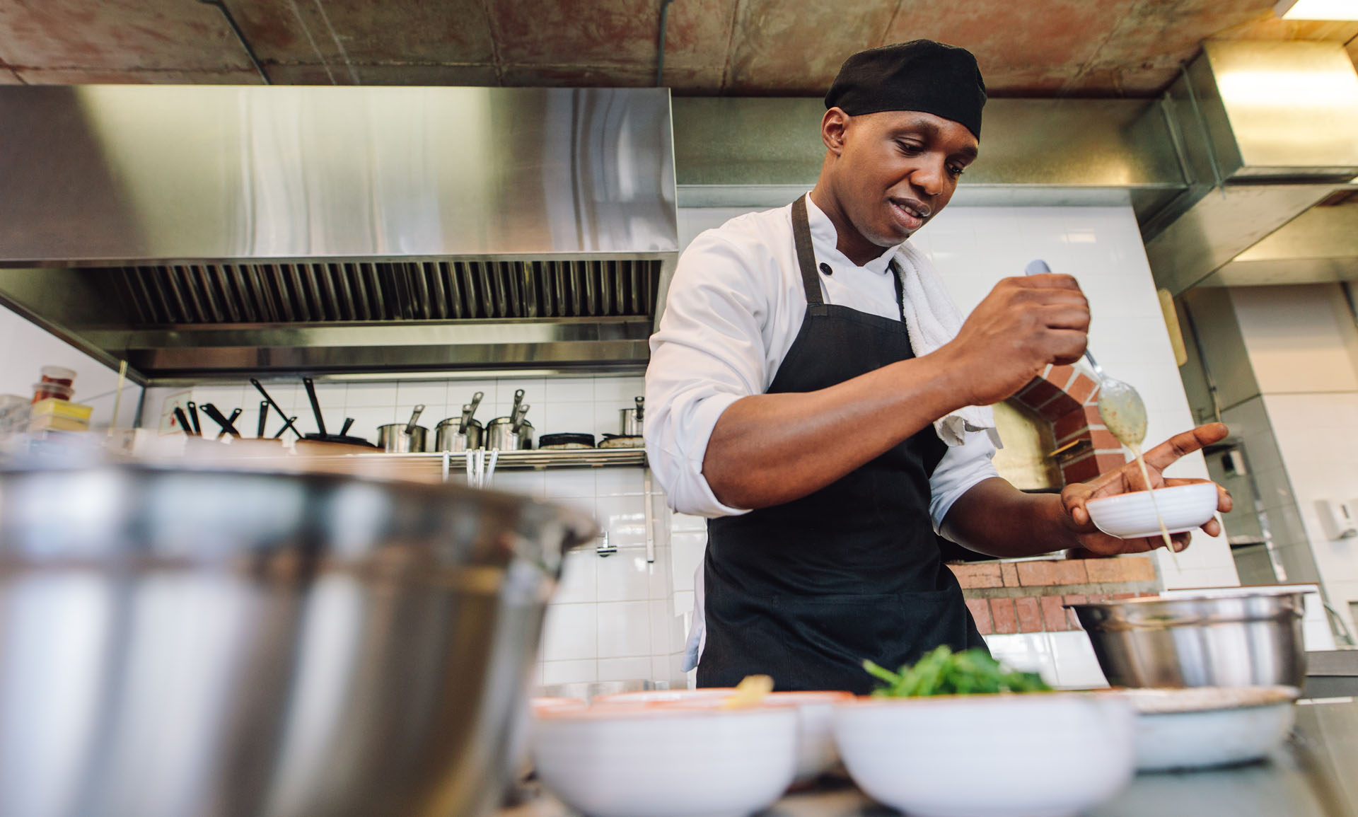 Astuces cuisine : comment nettoyer une poêle en inox ? - Educatel